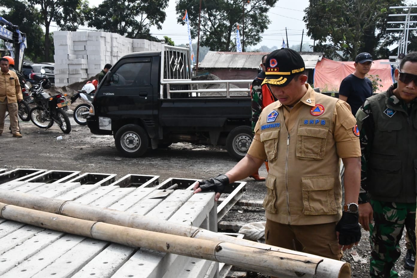 Kepala BNPB (baju cokelat dengan topi) meninjau pembuatan panel dinding tahan gempa di wilayah Kabupaten Cianjur, Jawa Barat pada Selasa (23/5).